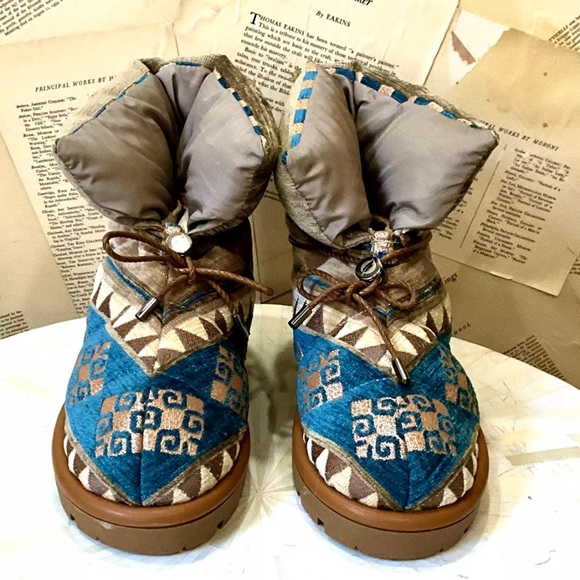 Anthropologie Flufie Pillow Snow Boot Goose Down Velvet Jacquard Blue Tan - Picture 5 of 7